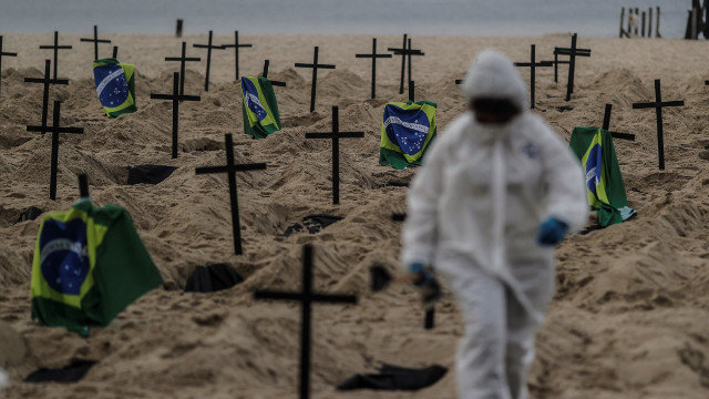 Activistas colocan cruces para denunciar los errores cometidos por el Gobierno en la gestión de la crisis del coronavirus en Brasil. EFE