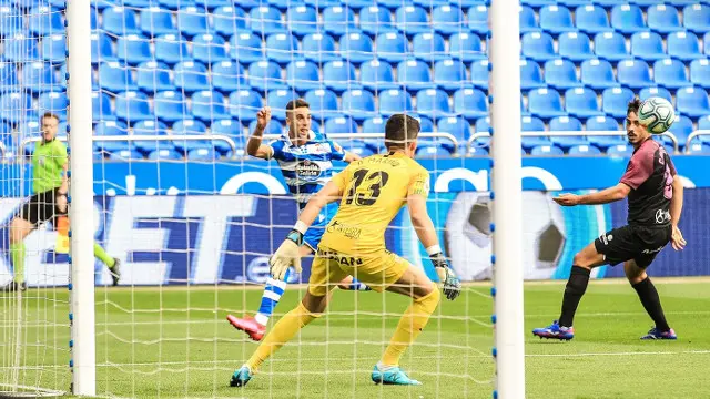 Un momento del encuentro entre el Depor y el Sporting. @RCDEPORTIVO