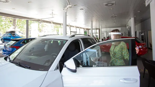 Una mujer en un concesionario. EP