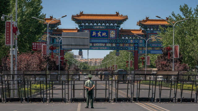 Un policía hace guardia en la entrada del mercado de Xinfadi. EFE