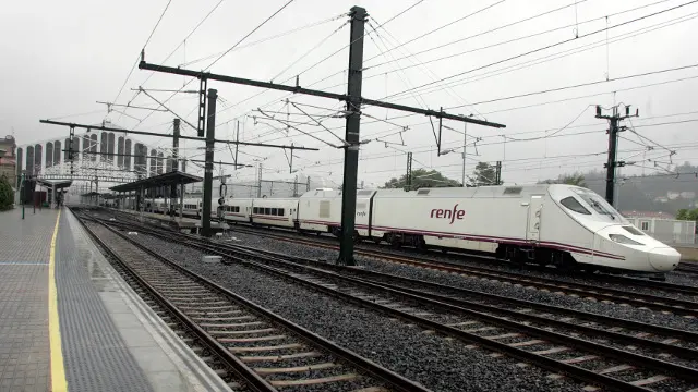 Salida del tren con destino Madrid desde Santiago de Compostela. EP