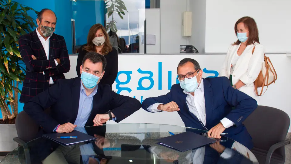 Firma del convenio, este lunes en Vigo. SALVADOR SAS (EFE)