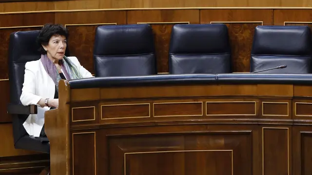 La ministra Isabel Celaá, en el pleno del Congreso. EFE