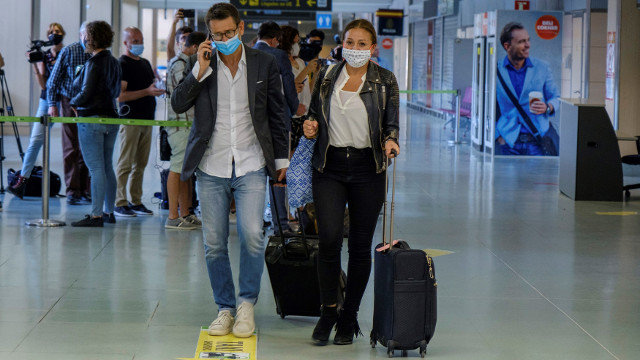 Vista dos primeiros turistas dun voo de Eurowings procedente de Düsseldorf á súa chegada ao aeroporto de Eivissa este mércores. EFE