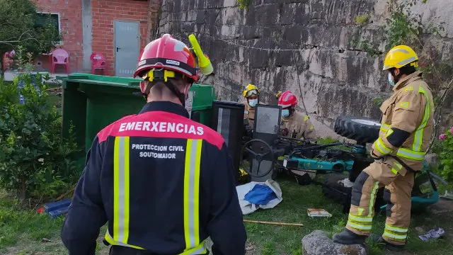 Tractor siniestrado en Soutomaior.DP