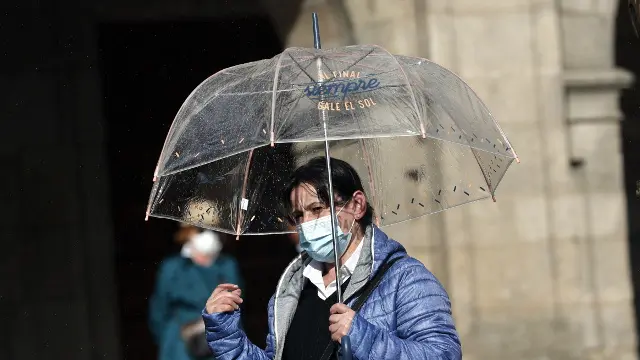 Una lucense con un paraguas. XESÚS PONTE