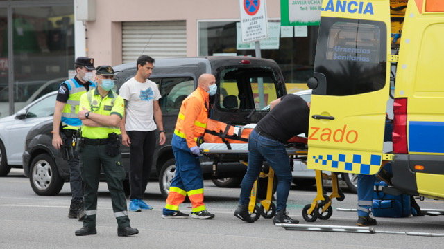 Evacuación do ciclista accidentado en Ferreirós, en Poio. GONZALO GARCÍA