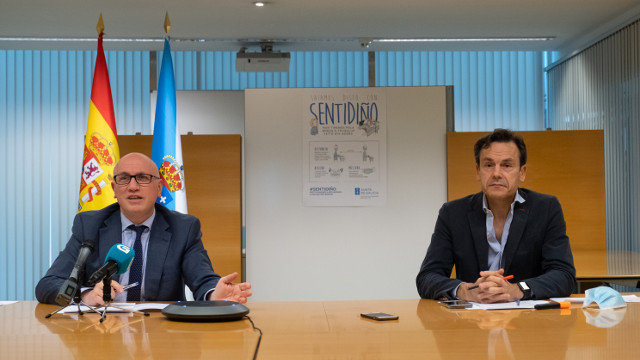O xerente do Servizo Galego de Saúde, Antonio Fernández Campa, e o director xeral de Saúde Pública, Andrés Paz-Ares. EP
