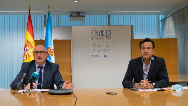 O xerente do Servizo Galego de Saúde, Antonio Fernández Campa, e o director xeral de Saúde Pública, Andrés Paz-Ares. EP