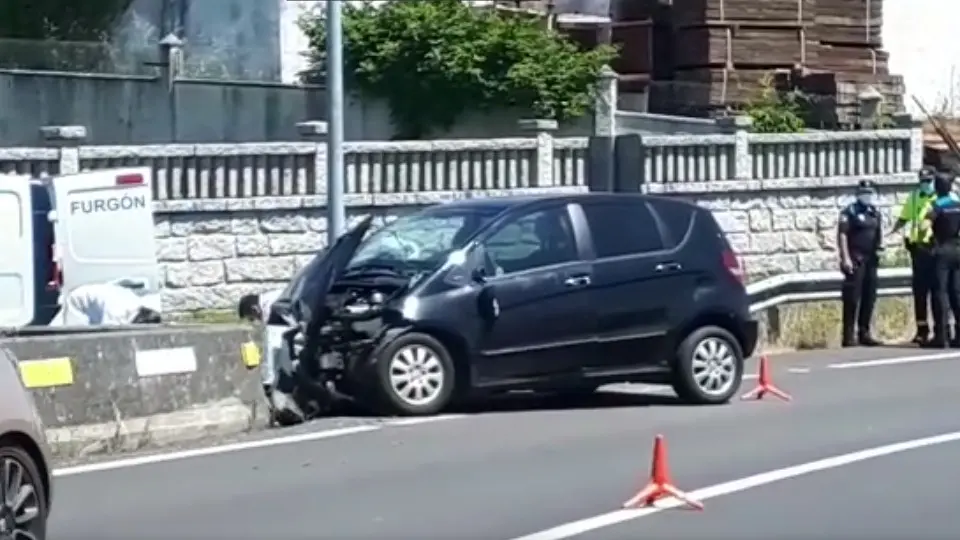 El vehículo acabó colisionando tras salirse de la vía. SEBAS SENANDE (2)