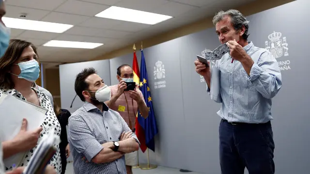 Fernando Simón habla con varios periodistas tras la rueda de prensa de este lunes. EFE