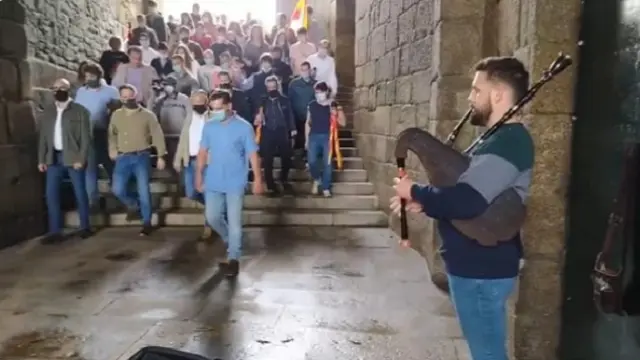 O gaiteiro ante os militantes de Vox. TWITTER