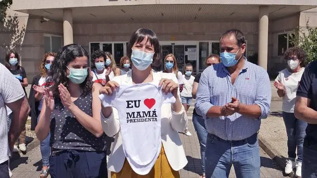 Ana Pontón co seu agasallo. EFE