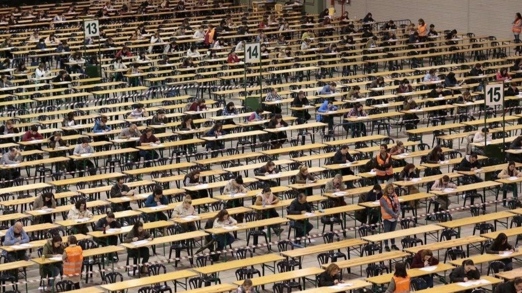 Opositores en un examen celebrado en el recinto ferial de Silleda. ARCHIVO