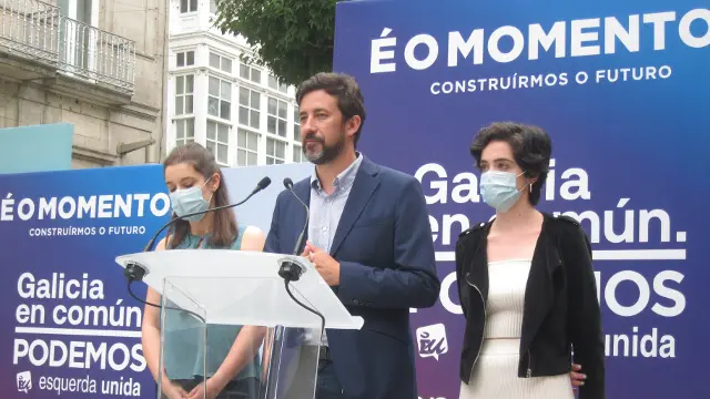Gómez-Reino, con Eva Solla e Iria Figueroa, en el acto en Vigo. EP