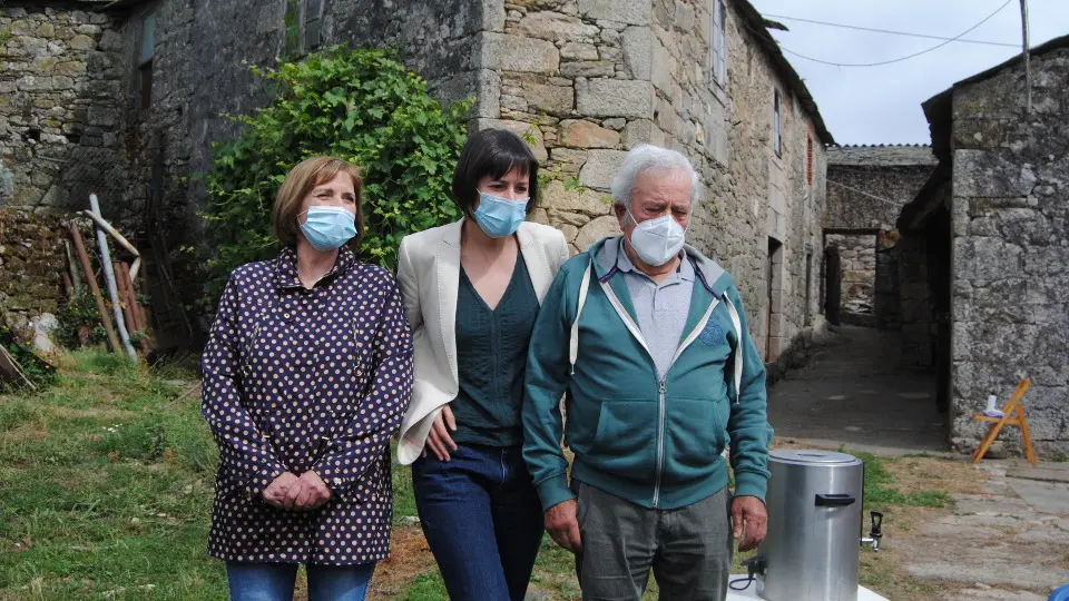 Ana Pontón, acompañada de sus padres en Chorente. VILA.