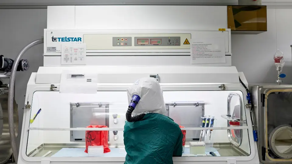 Investigadora en un laboratorio. EUROPA PRESS