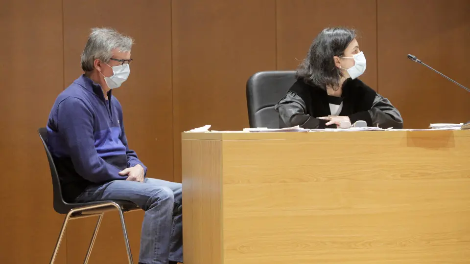 O acusado de matar á súa muller ao dispararlle tres veces en Cabana, durante un xuízo. EFE