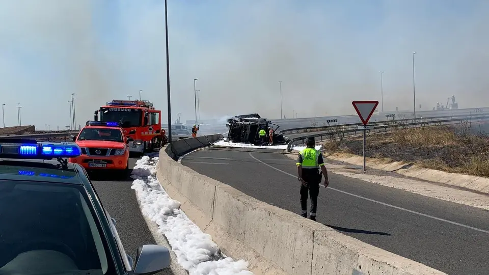 Los servicios de emergencia, en el lugar donde se incendió el camión. EUROPA PRESS