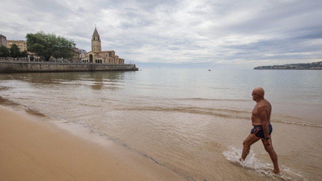 Un hombre pasea por la playa en Gijón. ALBERTO MORANTE
