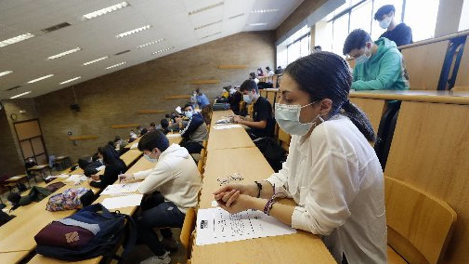 Alumnos de distintos centros de Lugo realizan a proba de acceso á universidade. XESÚS PONTE