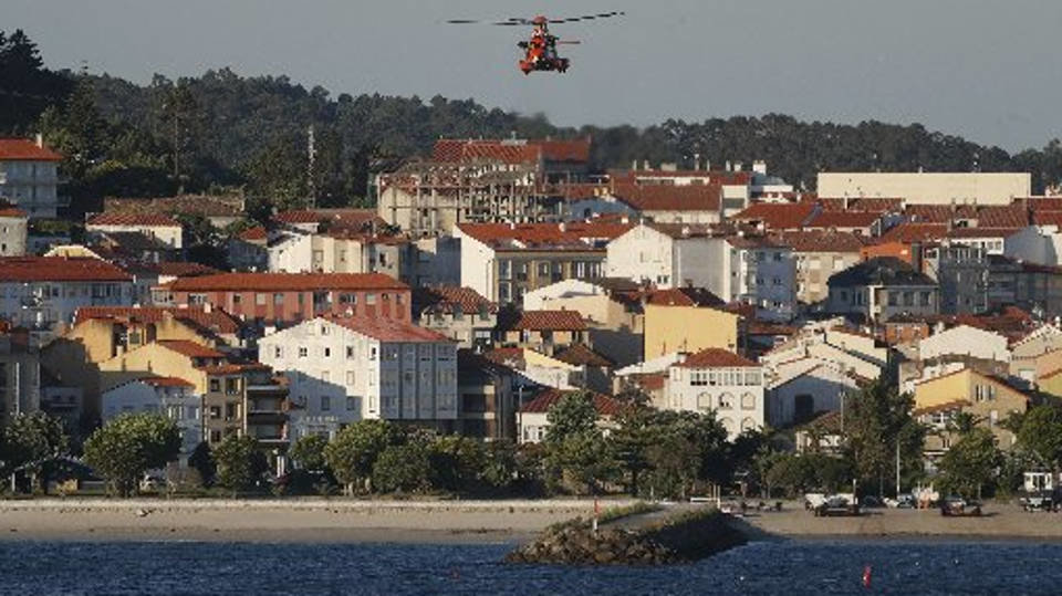 Un helicóptero de Salvamento Marítimo participa en la búsqueda de los ocupantes de kayak. EFELavandeira JR