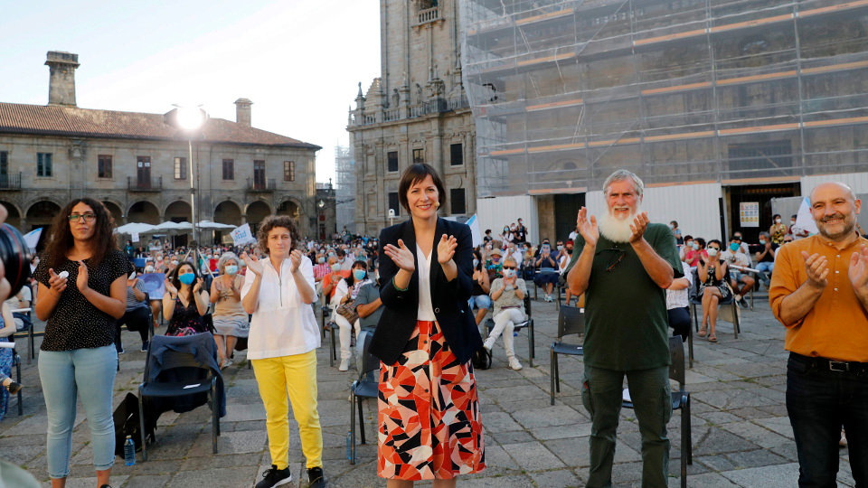 Ana Pontón, xunto a dirixentes do partido, ao comezo do acto electoral do BNG na Praza da Quintana. LAVANDEIRA JR. (EFE)
