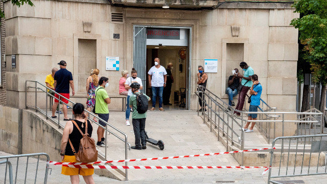 Varias personas en la entrada de un centro de Urgencias en Lleida. EFE