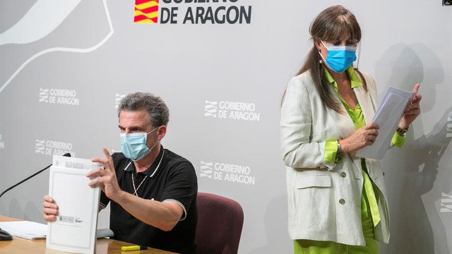 La consejera de Sanidad del Gobierno de Aragón, Sira Repollés (d), y el director general de Salud Pública, Francisco Javier Falo (i). EFE