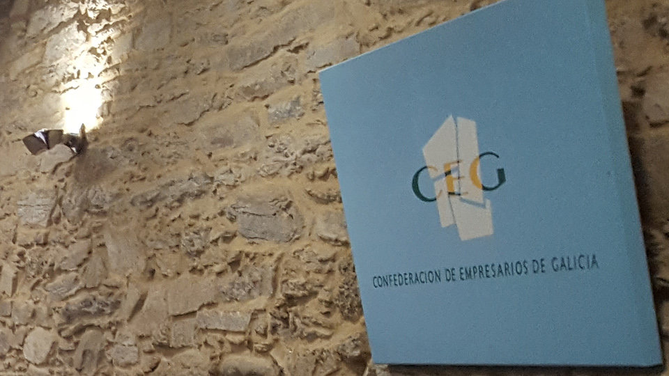 Cartel de la CEG en la propia sede de la patronal gallega. AEP