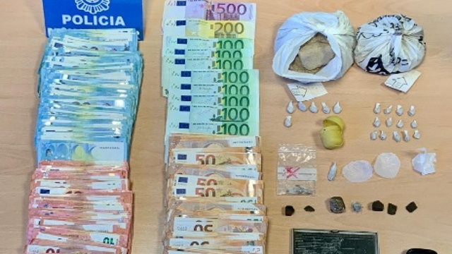 Dinero y droga intervenida en la operación.EFE
