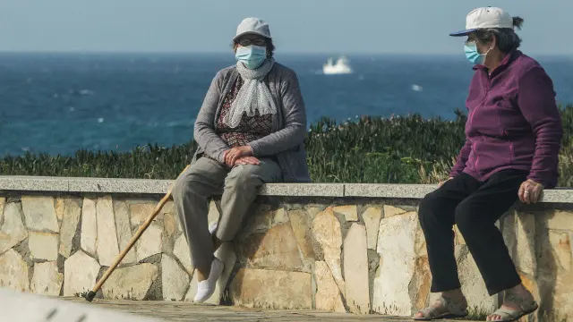 señoras tomandose un descanso en el paseo de la playa de a marosa en burela - foto jm alvez