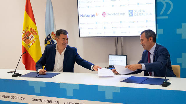 Román Rodríguez y Julio Gonzalo cerrando el convenio para el Xacobeo 2021. XUNTA