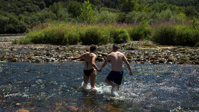Una pareja se baña en el río en Ourense. EFE