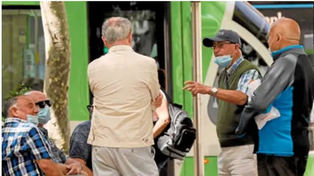 Un grupo de mayores charlando en una plaza.EUROPA PRESS