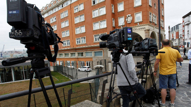 Varios cámaras toman imágenes del hotel de A Coruña donde están aislados los jugadores y el cuerpo técnico del Fuenlabrada. EFE