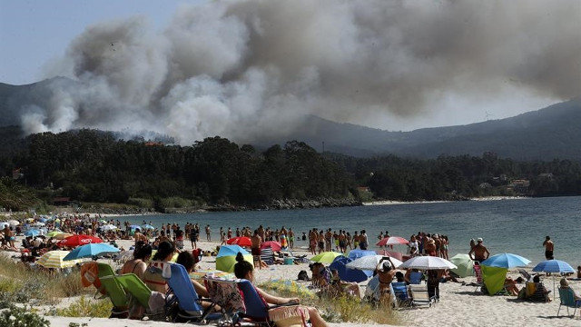 O incendio de Porto do Son visto desde a praia da Aguieira. TVG