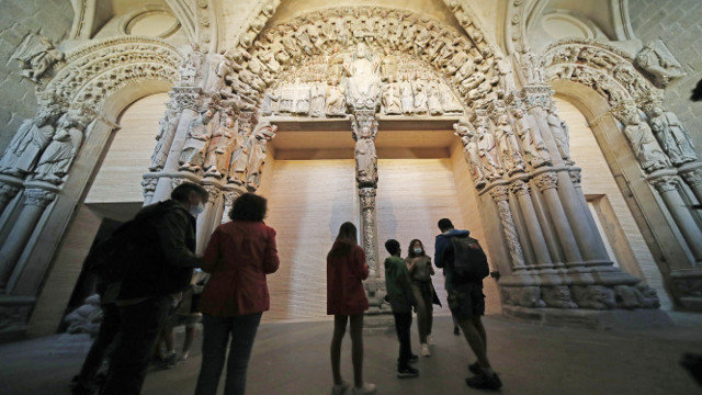 Visitantes en la catedral de Santiago. EFE
