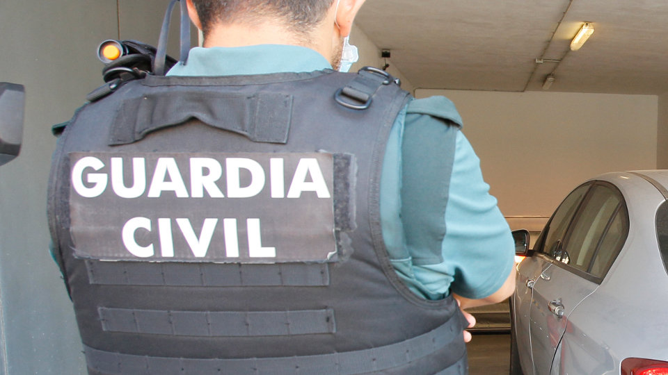 Un agente de la Guardia Civil, de espaldas. EUROPA PRESS