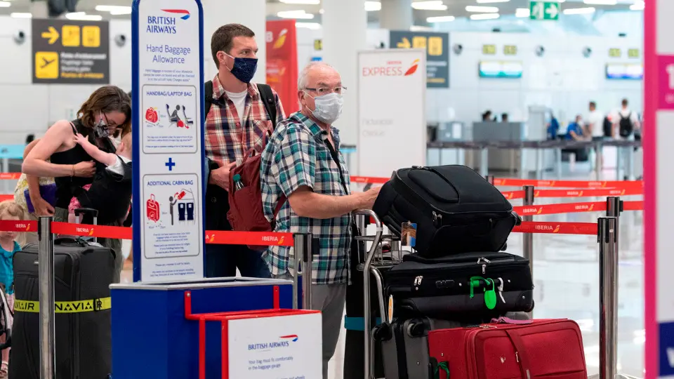Pasajeros en el aeropuerto de Palma de Mallorca, este domingo. CATI CLADERA (EFE)
