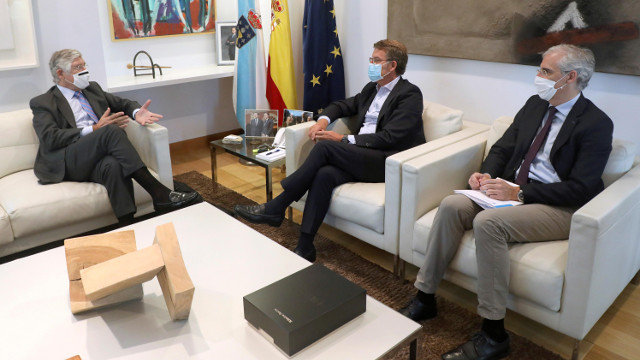 Feijóo e Conde, reunidos co embaixador de Portugal, João Mira Gomes. EFE
