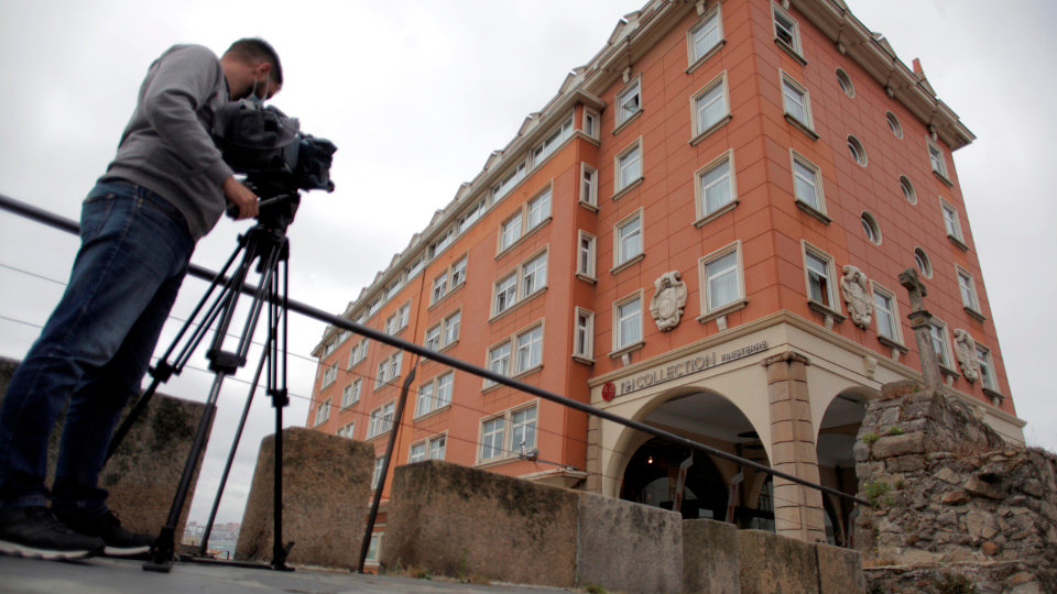 Un cámara toma imágaenes del hotel de A Coruña donde tuvieron que aislarse los jugadores y el cuerpo técnico del Fuenlabrada. CABALAR (EFE)