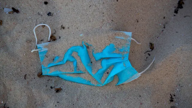 Máscara tirada nunha praia. EFE