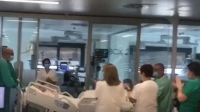 Aplauso del personal del Cunqueiro en el momento en el que Germán Alonso pasa a planta. TVE