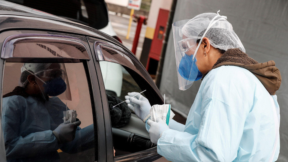 Realización de una prueba PCR en un vehículo. SEBASTIAO MOREIRA (EFE)