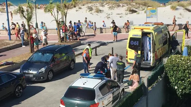 Los bañistas llamaron a la ambulancia, que se llevó a la mujer tras ser reanimada por Alonso. TWITTER