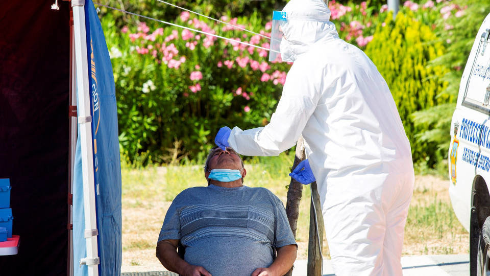 Un sanitario efectúa una prueba PCR a un hombre en Aranda de Duero. EFE