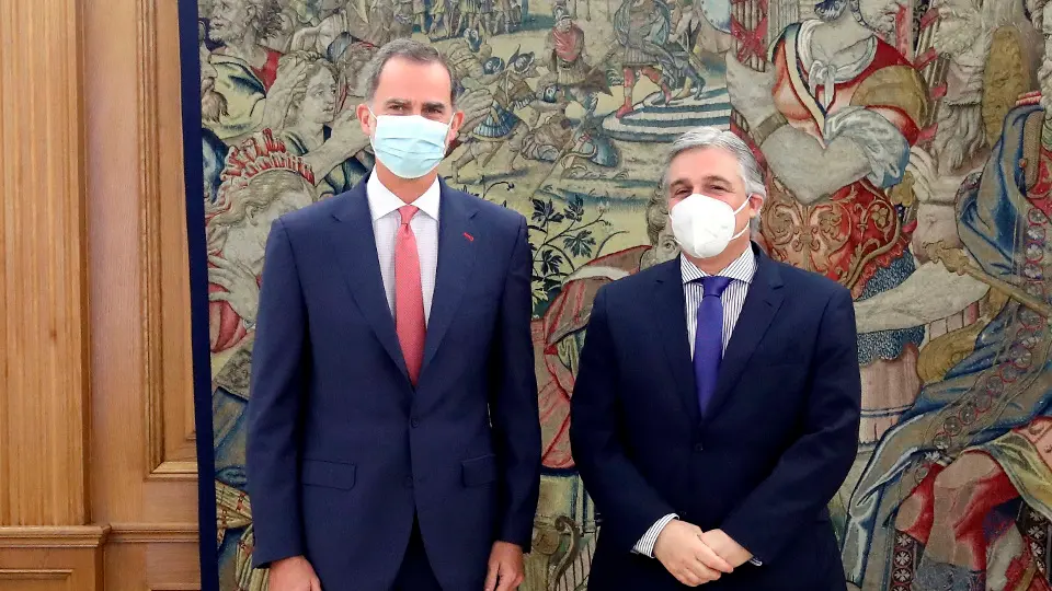 El rey Felipe VI junto al ministro de Relaciones Exteriores de Uruguay, Francisco Bustillos, en el Palacio de Zarzuela. JOSÉ JIMÉNEZ (CASA REAL)