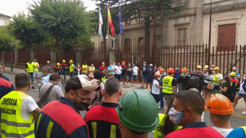 Trabajadores de Alcoa, ante el Parlamento gallego. CEDIDAS
