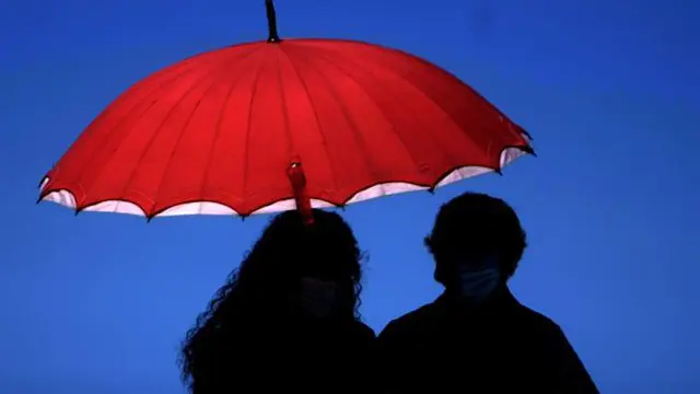 Dos mujeres caminan por el paseo marítimo de A Coruña. CABALAR